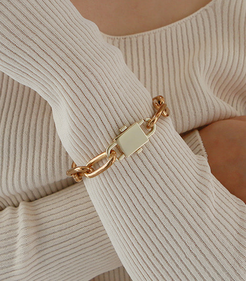 bold chain padlock bracelet-gold
