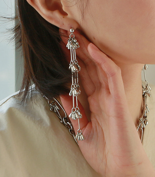 flower chain long earring-silver